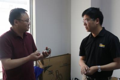 Lattice半导体区域销售经理刘朝辉（右）与ECBC实战营讲师吴志军（左） 在热烈讨论