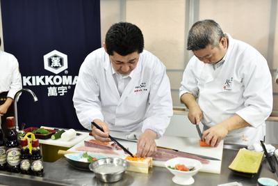 龟甲万公司邀请日本料理大师传授寿司做法