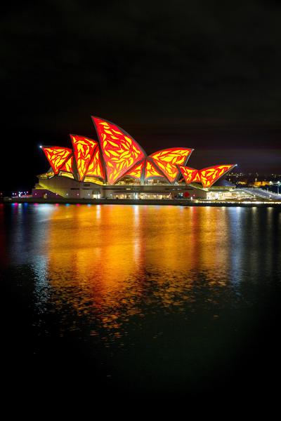 2015年缤纷悉尼灯光音乐节：点亮悉尼歌剧院的“船帆”：栩栩如生的壁画 -- 由Universal Everything提供创意概念和方向（供图：Destination NSW）
