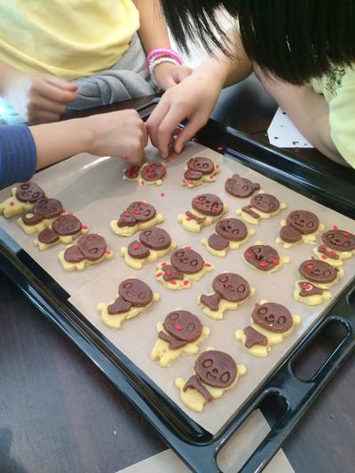 孩子们在Arda安德上海旗舰店里积极参与制作熊猫饼干