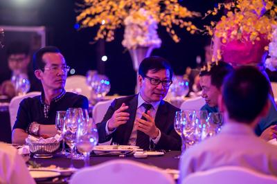 图为开元酒店集团总经理陈妙强（左二）与到场嘉宾交谈