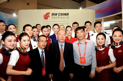 重庆市长黄奇帆出席渝洽会，并与国航市场部总经理何志刚等工作人员合影