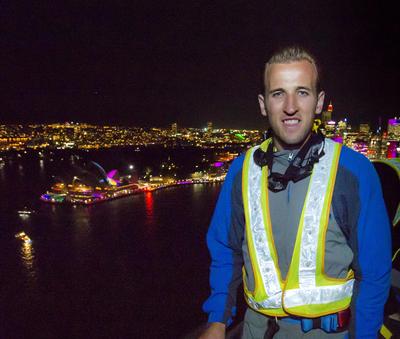 Harry Kane di puncak Jambatan Pelabuhan Sydney Destination NSW