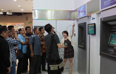 印尼来宾与现场工作人员交流设备的功能，并对他们关心的技术细节逐一提问。