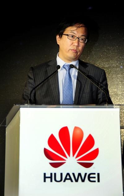Zou Zhilei, President of Carrier Business Group, Huawei, gives the opening speech at the summit
