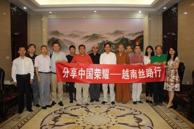 中国驻越南大使洪小勇（左八）与访越中国网络名人合影