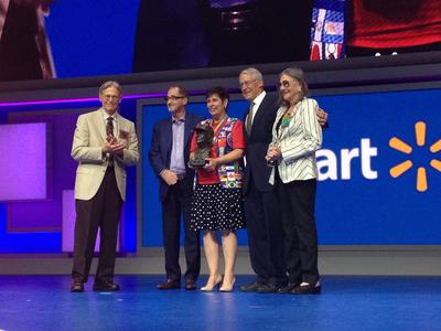 沃尔玛中国供应链高级副总裁史莲莉（Lesley Smith）（中）获得由沃尔顿家族颁发的创业家奖。