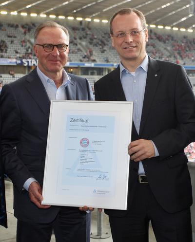 德国莱茵TUV执行长 Dr.Michael Fubi 将首张证书颁发给拜仁慕尼黑足球俱乐部执委会主席 Karl-Heinz Rummenigge