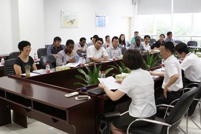 留学生代表团与企业代表在交流。