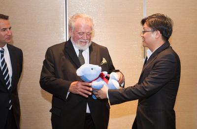 世茂集团董事局副主席许世坛先生赠予老科勒“三年III班”志愿者吉祥物蓝色爱心小熊