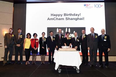 美中政府官员、上海美商会会长季瑞达和商会董事会成员在100周年庆祝会上