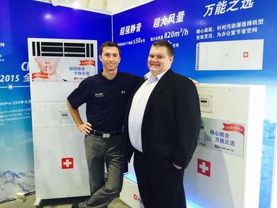 图为HealthPro中国总裁Mike Bearden（右）与上海区总经理Oliver Moore（左）在上海空气展上合影