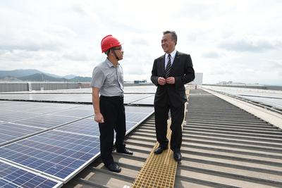 李锦记酱料集团主席李惠中先生参观光伏电站太阳能发电设备