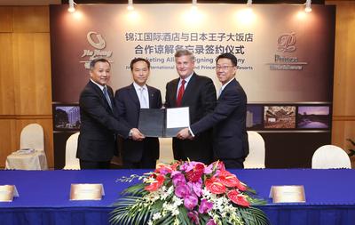 Mr. Wang Rongfa, Senior Vice President, Jin Jiang International Hotel Management Company (the second from the left), and Mr. Stanly D. Brown, Board of Directors and Executive Vice President at Prince Hotels Inc. (the second from the right), signing the MOU
