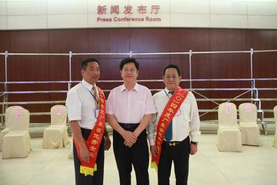 广东省副省长刘志庚（中），信融财富董事长齐洋（右一）