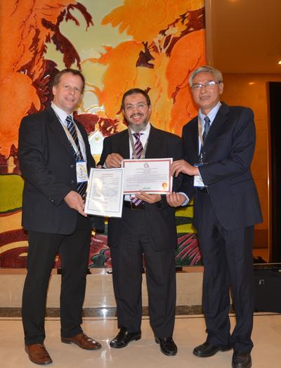 GSO主席Nabil bin Ameen Molla先生为TUV莱茵大中华区证书及市场准入服务部副总裁Mr. Jan Hohne以及管理体系服务部副总经理李大勋先生颁发证书。