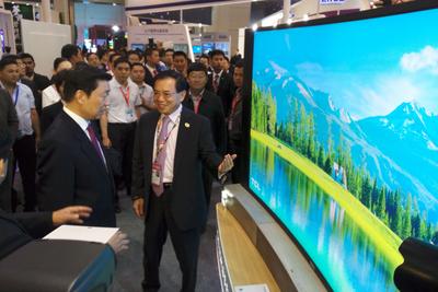TCL Chairman Tomson Li introduced TCL's products to the Vice President of China