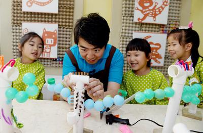 Lang Lang, United Nations Messenger of Peace, helps children with their art project at Fuli Taoyuan Kindergarten on the fringe of Beijing on 26 May, 2015. ©UNICEF/China/2015/Xia Yong