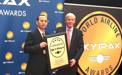 Mr. Zhang Kui, President of Hong Kong Airlines received the honor at a ceremony staged by Skytrax at the Paris Air Show