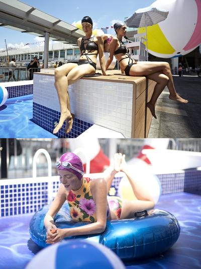 (上圖)雕塑Kendall Island與穿上相同的泳衣的模特兒坐在香港海港城的裝置藝術泳池旁邊; (下圖) 雕塑Next Summer於香港海港城的裝置藝術泳池上展出