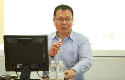SAIF金融学教授、中国私募证券投资研究中心主任严弘在活动现场发言