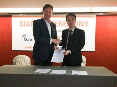 SGS国际认证服务部中港区高级总监曾伟明先生（右）欧盟云端联盟副主席Dr. Tobias Höllwarth先生 (左)庆祝签约完成