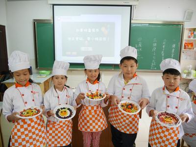 学生们展示创意食物摆盘