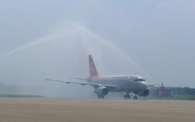 首都航空臨沂=務安國際航線首航 臨沂機場開“水門”相迎