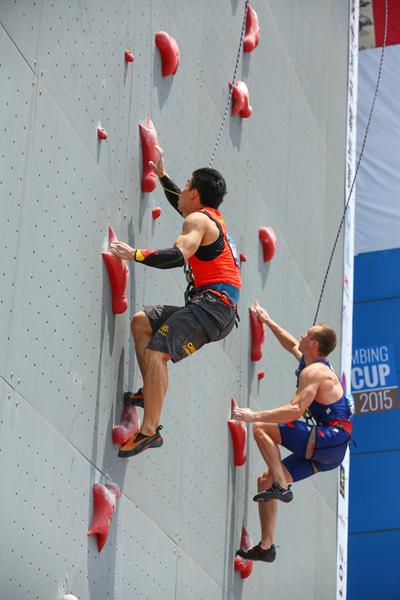 “中国壁虎”钟齐鑫在攀岩世界杯海阳站比赛中