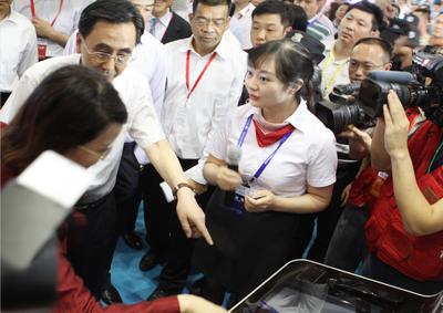 广东省省长朱小丹视察广发银行展位， 对VTM创新予以肯定。