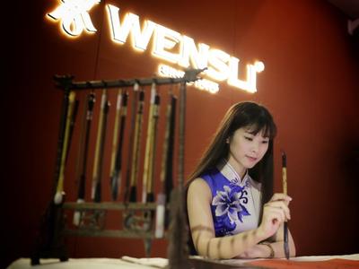 微商领袖黄乐平在万事利丝绸品牌体验店