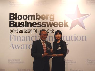 Ms. Diana Kwan, Chief Partnership & Marketing Officer (right) of ACE Life in Hong Kong represents the company to receive the awards from Bloomberg Businessweek / Chinese Edition. LegCo member Hon. Alan Leong Kah-kit (left) is one of the presenters.