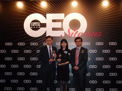 Mr. Stephen Wong, Chief Operating Officer (left) and Ms Diana Kwan, Chief Partnership & Marketing Officer (middle) of ACE Life in Hong Kong receive the Capital CEO's "Supreme Brand Insurance Award" and "Supreme Insurance Service Award" from Mr. Michael Wong, President of Society of Registered Financial Planners (right).