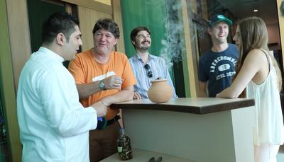 亞洲種植園資本公司沉香木片和粉末灌注業務的常駐專家Ahmed Awad（最左邊）正在向法國遊客解釋注入不同香料的木片的細微差別