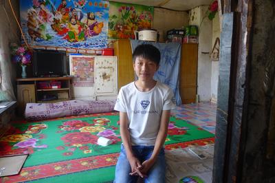 来自黑龙江延寿县加信镇长富村的申请人王志伟和他居住的房间