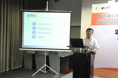 中国航天科技集团公司总工程师 杨海成 做题为“以互联网+创新工业发展，推智能制造促企业转型升级”的主题演讲