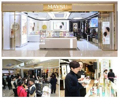 圖1、美素MAYSU南京中央商場專柜作為江蘇市場的第一柜，采用店中店的奢華設(shè)計，開業(yè)當日專柜銷售額高達32萬元；圖2、杭州西湖銀泰城專柜是美素MAYSU進駐高端百貨商場全國第一家專柜；圖3、常州泰富百貨專柜是美素MAYSU在江蘇省的第二家專柜