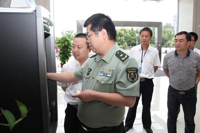 与会人员在广电运通研究院体验首台国产操作系统ATM。