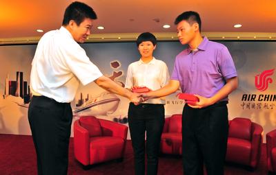 国航总裁宋志勇将象征着责任担当的机长肩章模型赠送给学员代表。