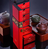 “礼月”礼盒:红黑两色经典搭配，别具气派；以直立式设计包含各个抽屉，匠心独运。