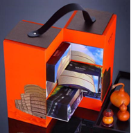 “明月”礼盒:盒面印制万达电影乐园浮雕图案，对开盒式交错陈列展现设计巧思。