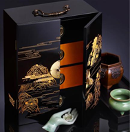 “皓月”礼盒:烤钢琴漆外盒，金色雕刻线条，低调奢华；中式大门设计，国画线条，传统元素彰显东方神韵。