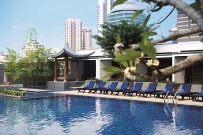 Kolam renang dan Bilik Teres Kolam Renang yang baru diubah suai di Singapore Marriott Tang Plaza Hotel.