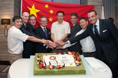 5位希尔顿全球北京地区酒店总经理及代表共同向中国奥林匹克委员会市场开发部主任李桦、副主任力航及副主任叶春共同献上了一份象征成功的蛋糕。
