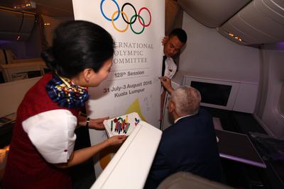 申冬奥代表团成员在国航包机内签字留念。张红林 摄