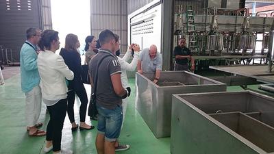 亞太區首席執行官Steve Watts（右邊起第二位）正向來自德國和瑞士的訪客介紹亞洲種植園資本公司定制的沉香蒸餾廠的特點