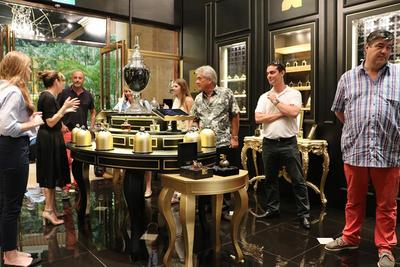 Para pengunjung berada di butik terkenal Fragrance Du Bois Singapura di Hotel Fullerton yang ikonik