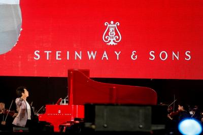 郎朗在施坦威红色钢琴上献奏，与施坦威共同恭贺新加坡独立50周年