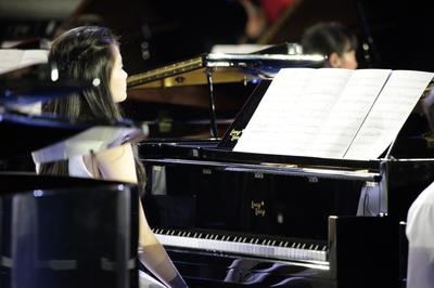50架郎朗钢琴的演奏恭贺新加坡独立50周年