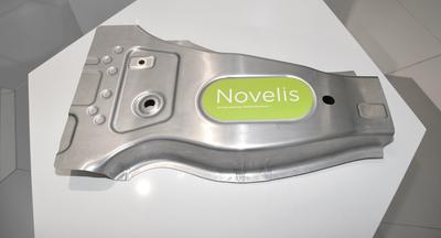 Novelis Advanz™ 7000系列铝合金的强度比当前市场上大量使用的汽车用铝高出两到三倍，可用于制造保险杠系统、碰撞环和车门防撞梁等汽车组件，本图所示为车顶提供结构性支撑的汽车B柱